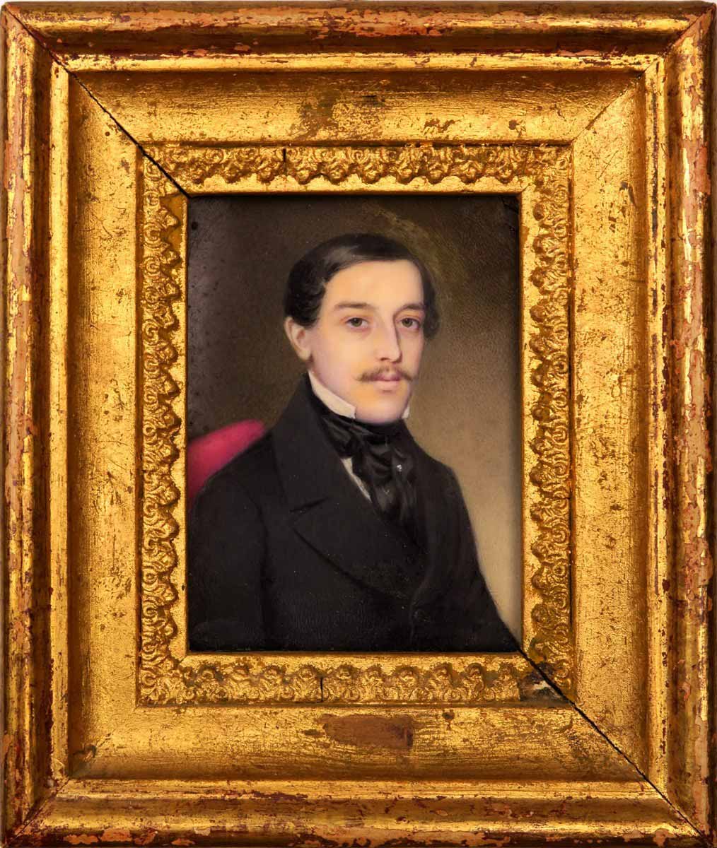 Miniatura muže v černém obleku