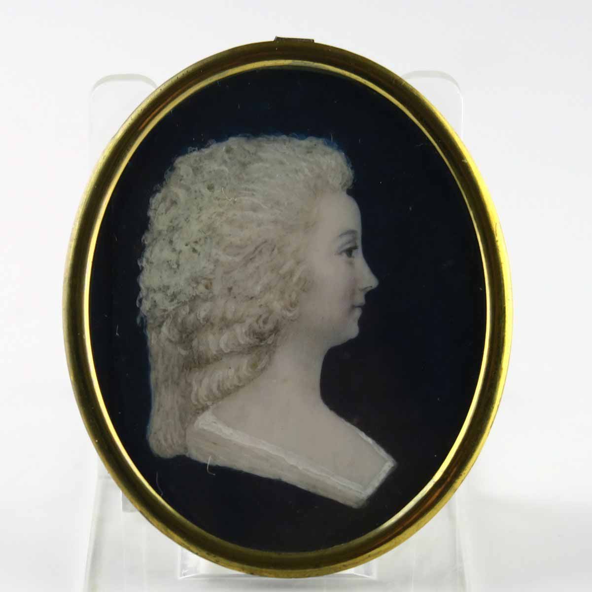 Miniatura ženy v profilu