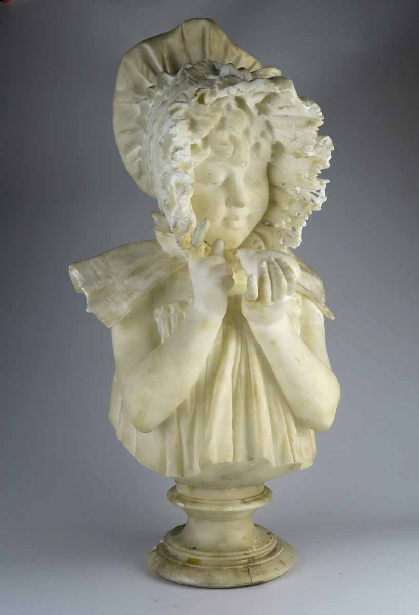 Busta dívky s ptáčkem