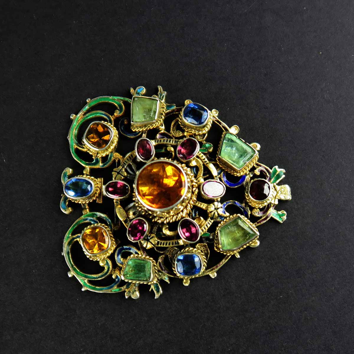 Stříbrná spona v renesančním stylu