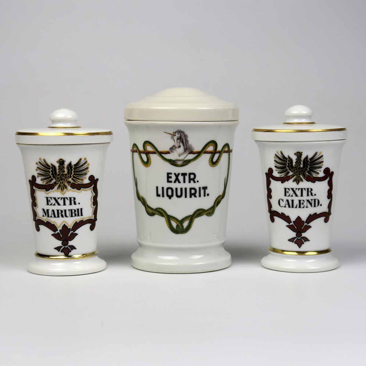 Tři lékárenské nádoby