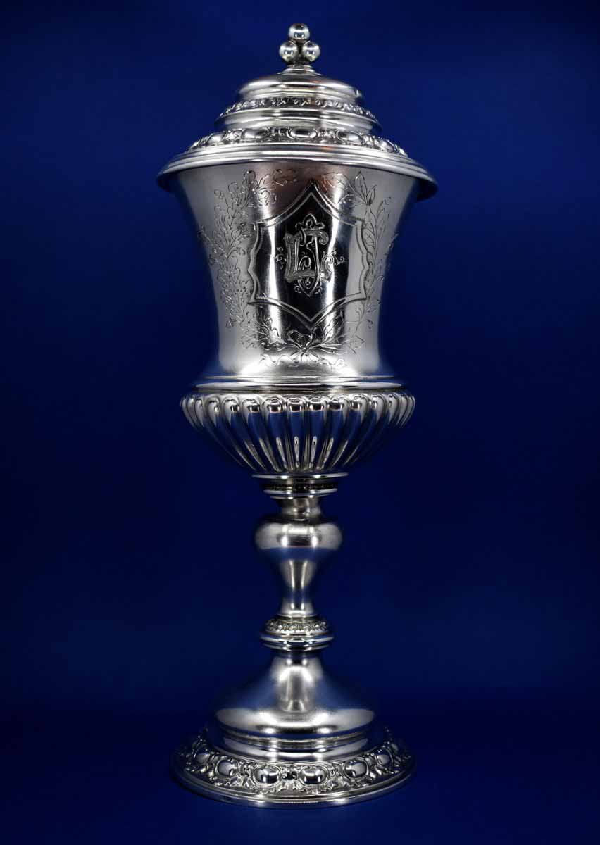 Stříbrný pohár s víkem