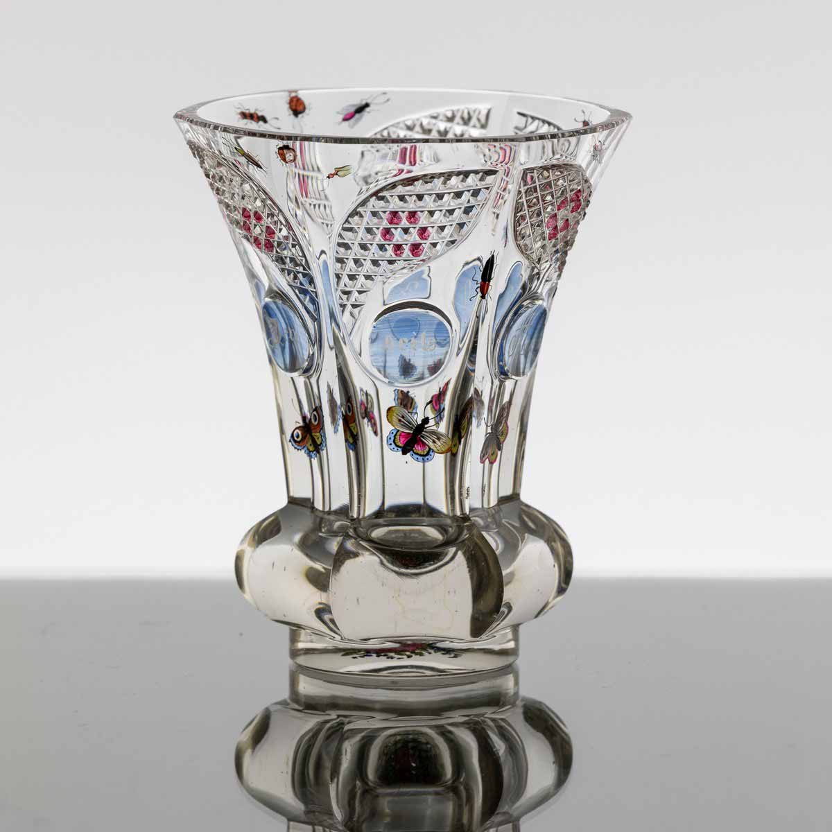 Biedermeierová číše s motivem hmyzu a motýlů