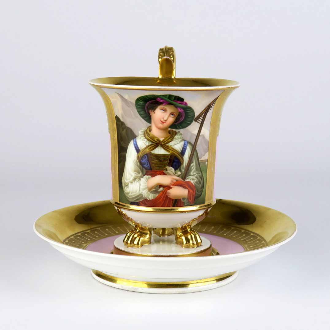 Biedermeierový koflík s miskou - Dívenka s holubicí