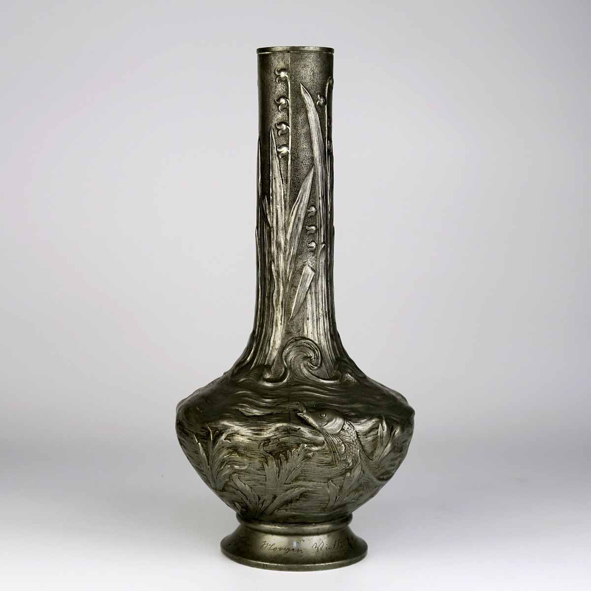 Secesní váza s motivem ryb