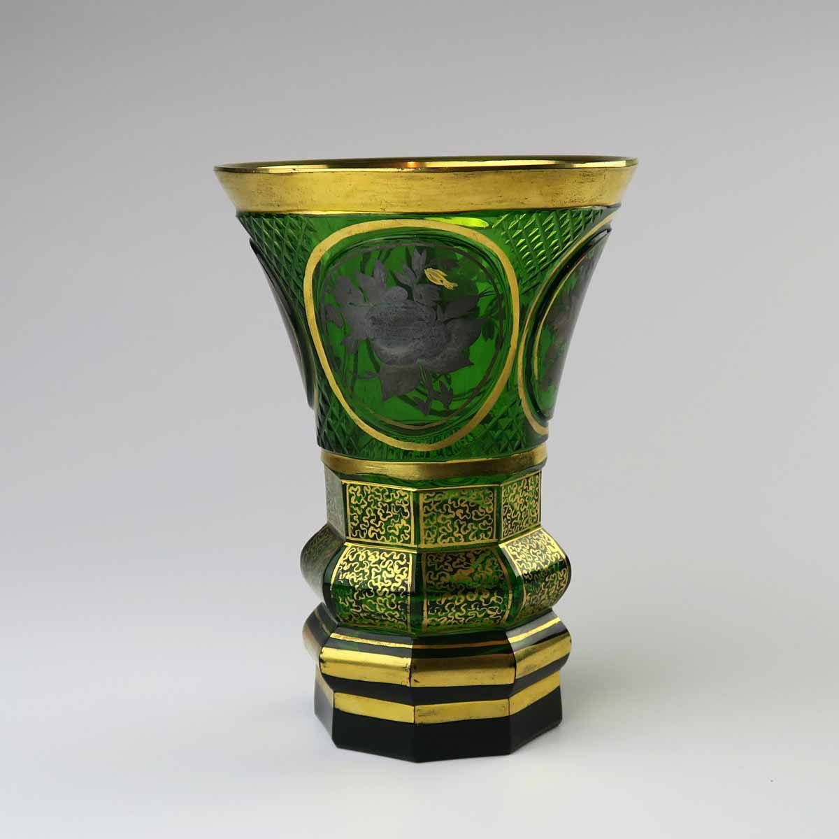 Číše v biedermeierovém stylu