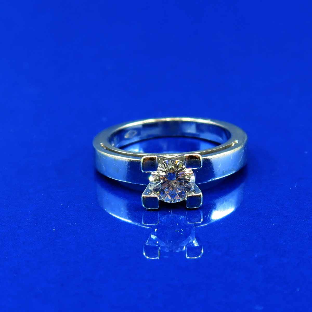 Bílozlatý prsten s briliantem