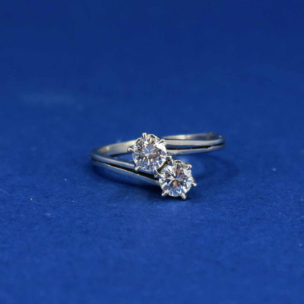 Bílozlatý prsten s brilianty