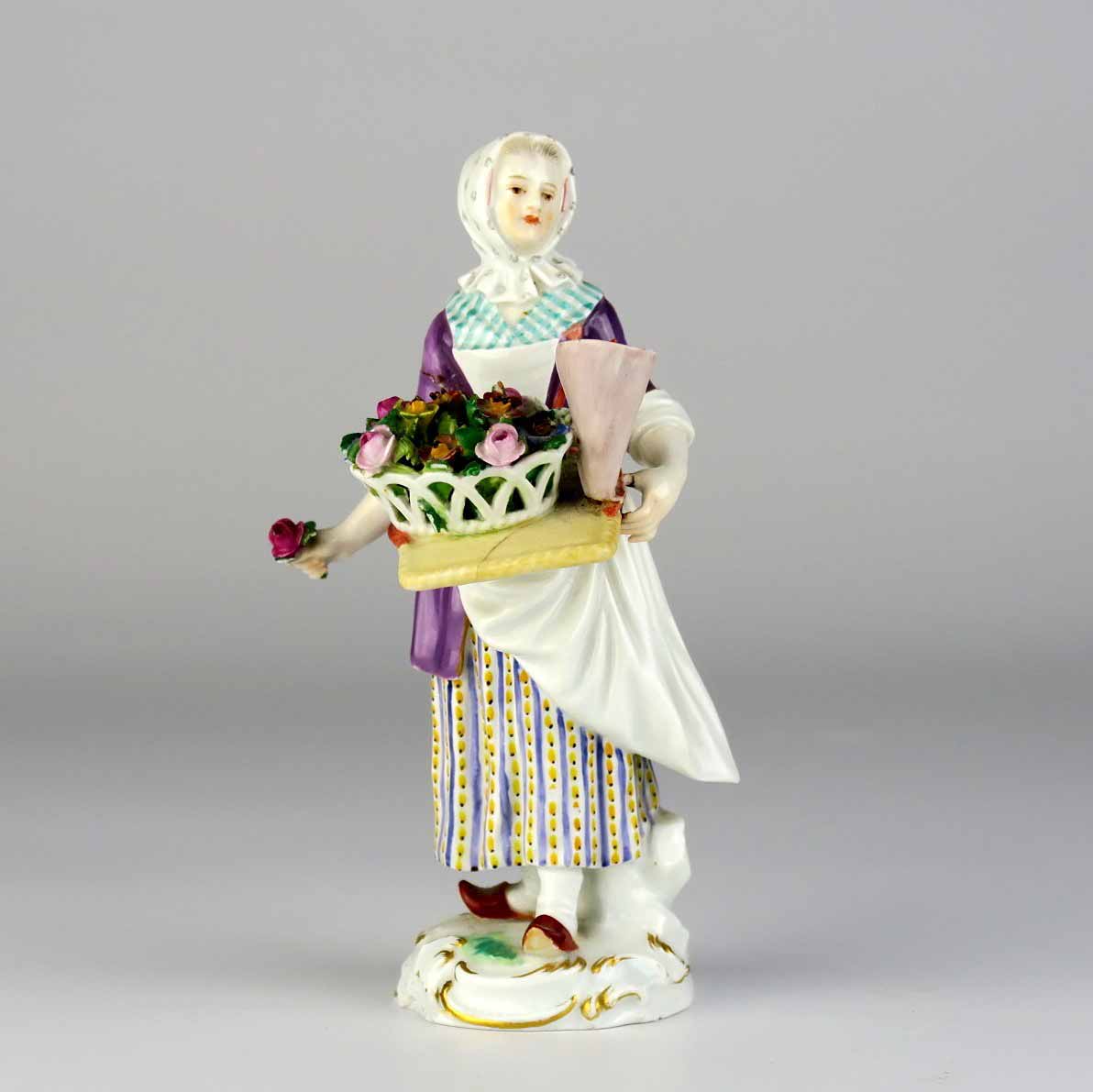 Zahradnice s košem květů a svící