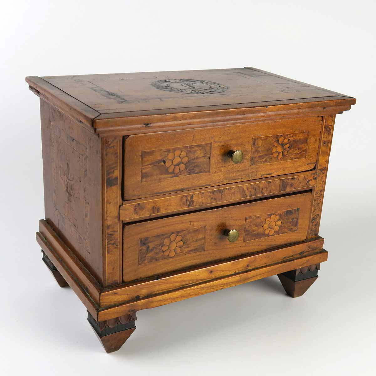 Biedermeierový model komody