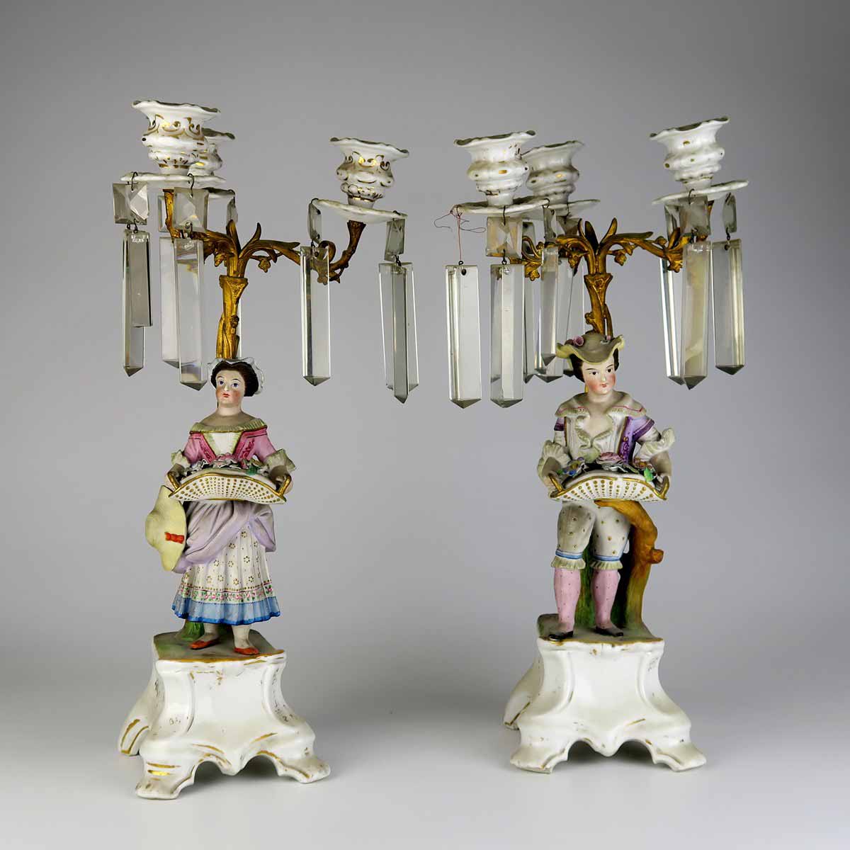 Pár figurálních svícnů