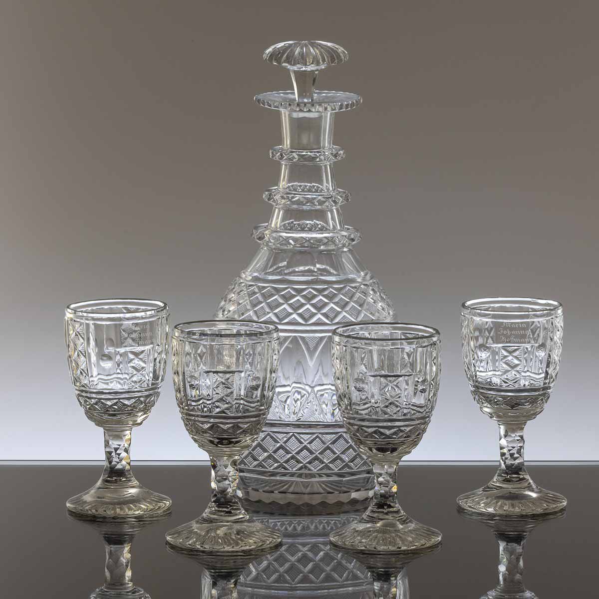 Biedermeierová karafa se 4 pohárky na víno