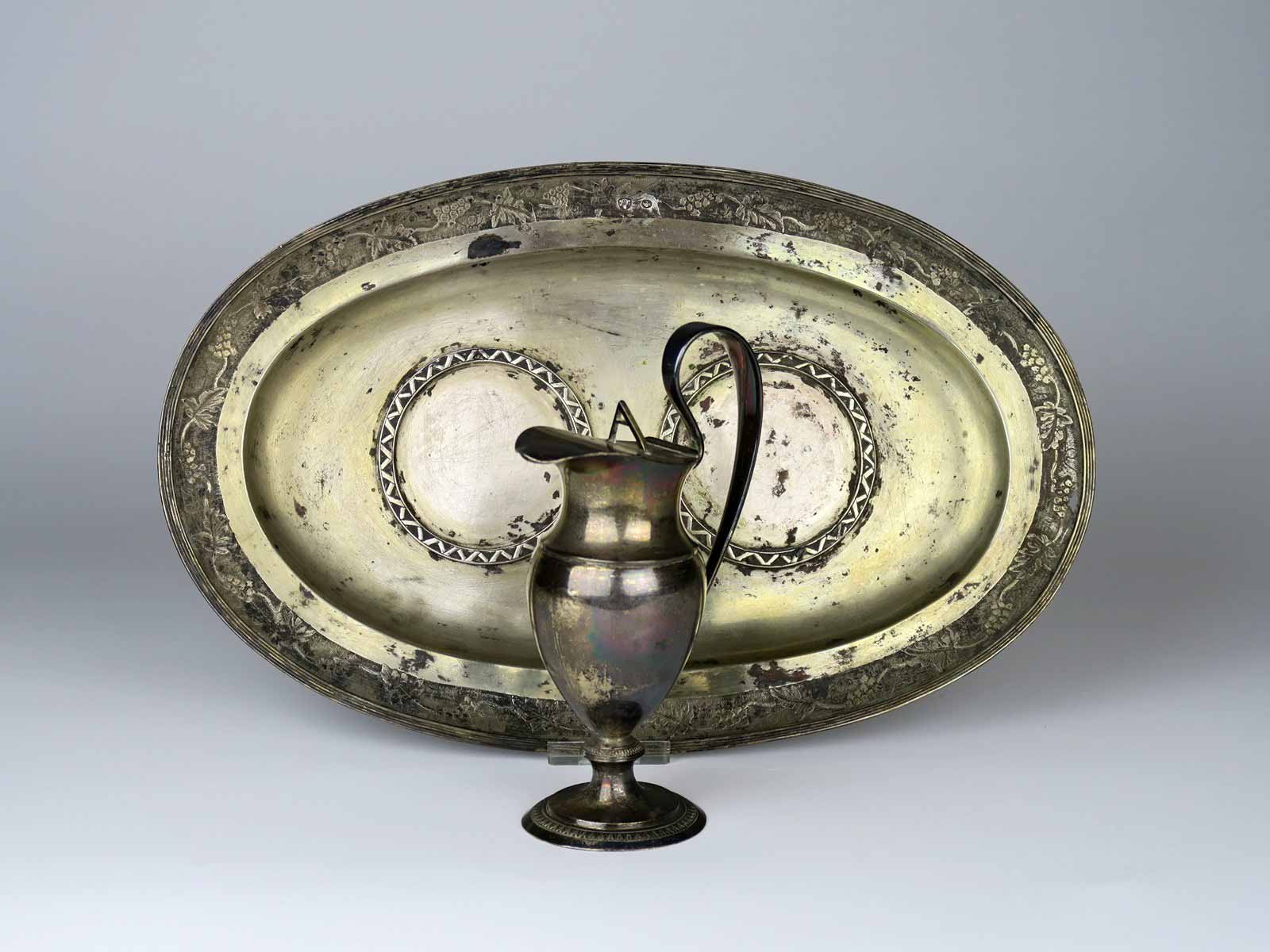 Biedermeierová konvička s táckem