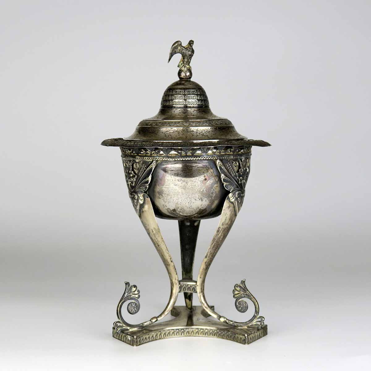 Stříbrná cukřenka v empírovém stylu