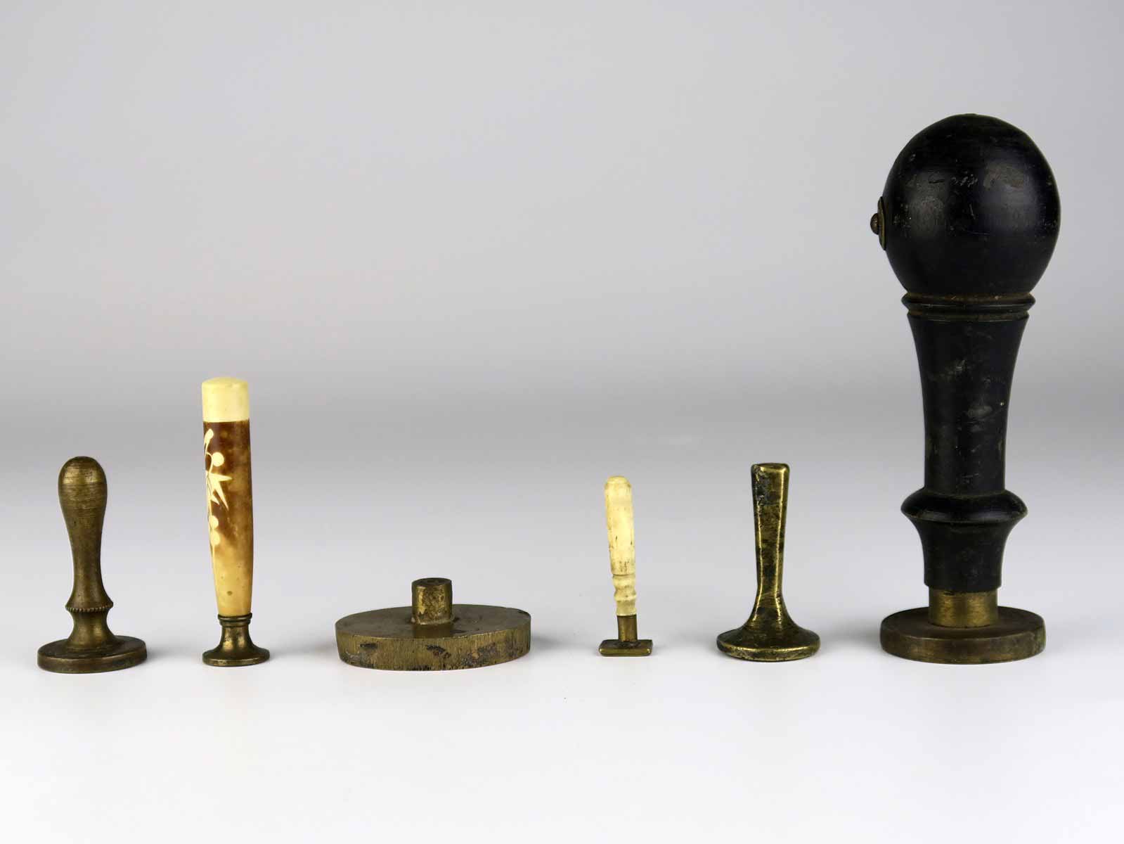 6 kusů pečetidel II.