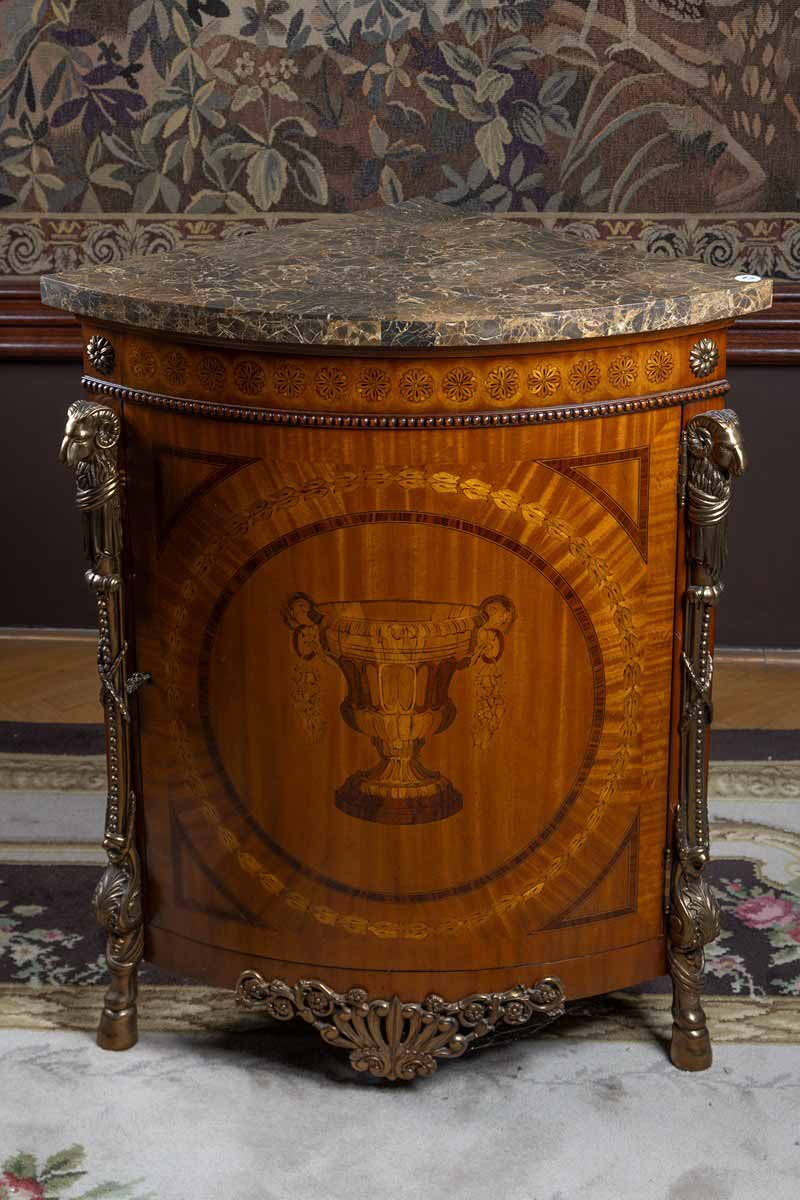 Rohová skříňka v klasicistním stylu Ludvík XVI.