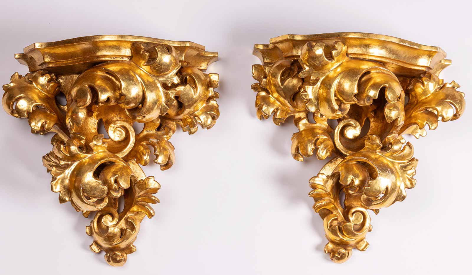 Pár velkých rokokokových konzolí