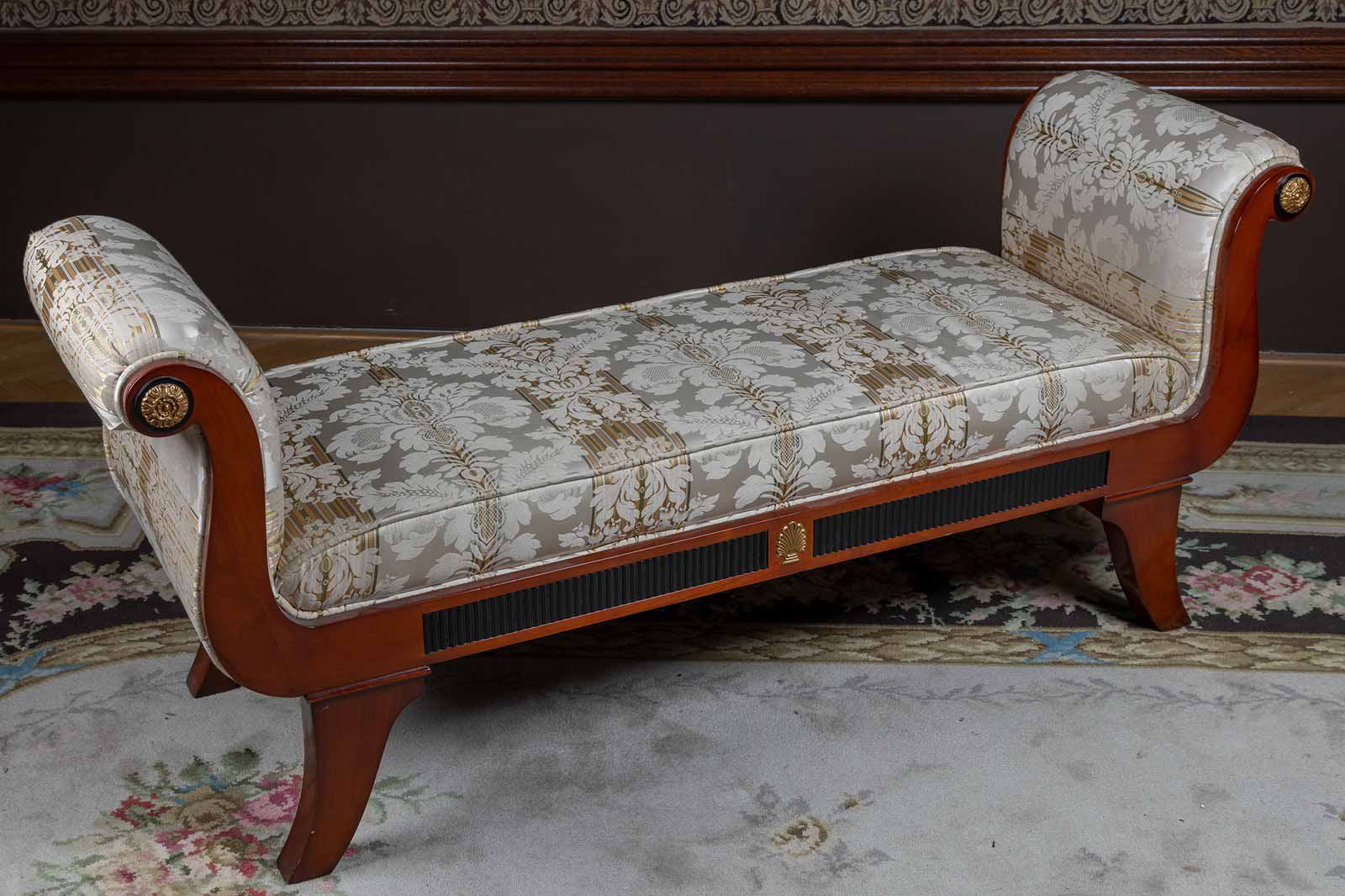 Malé sofa v empírovém stylu