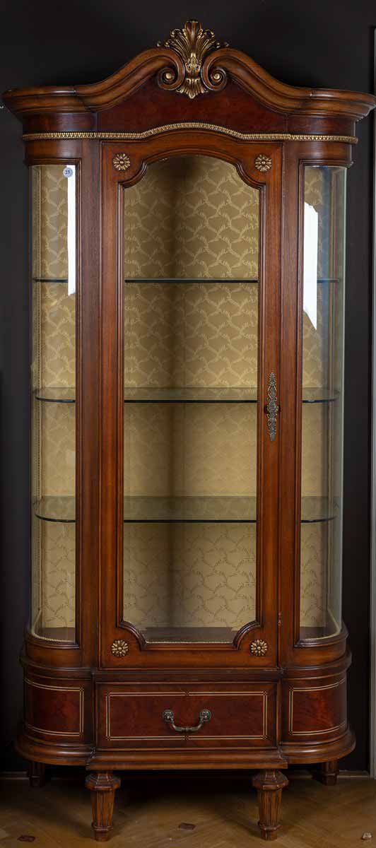 Vitrína v rokokovém stylu