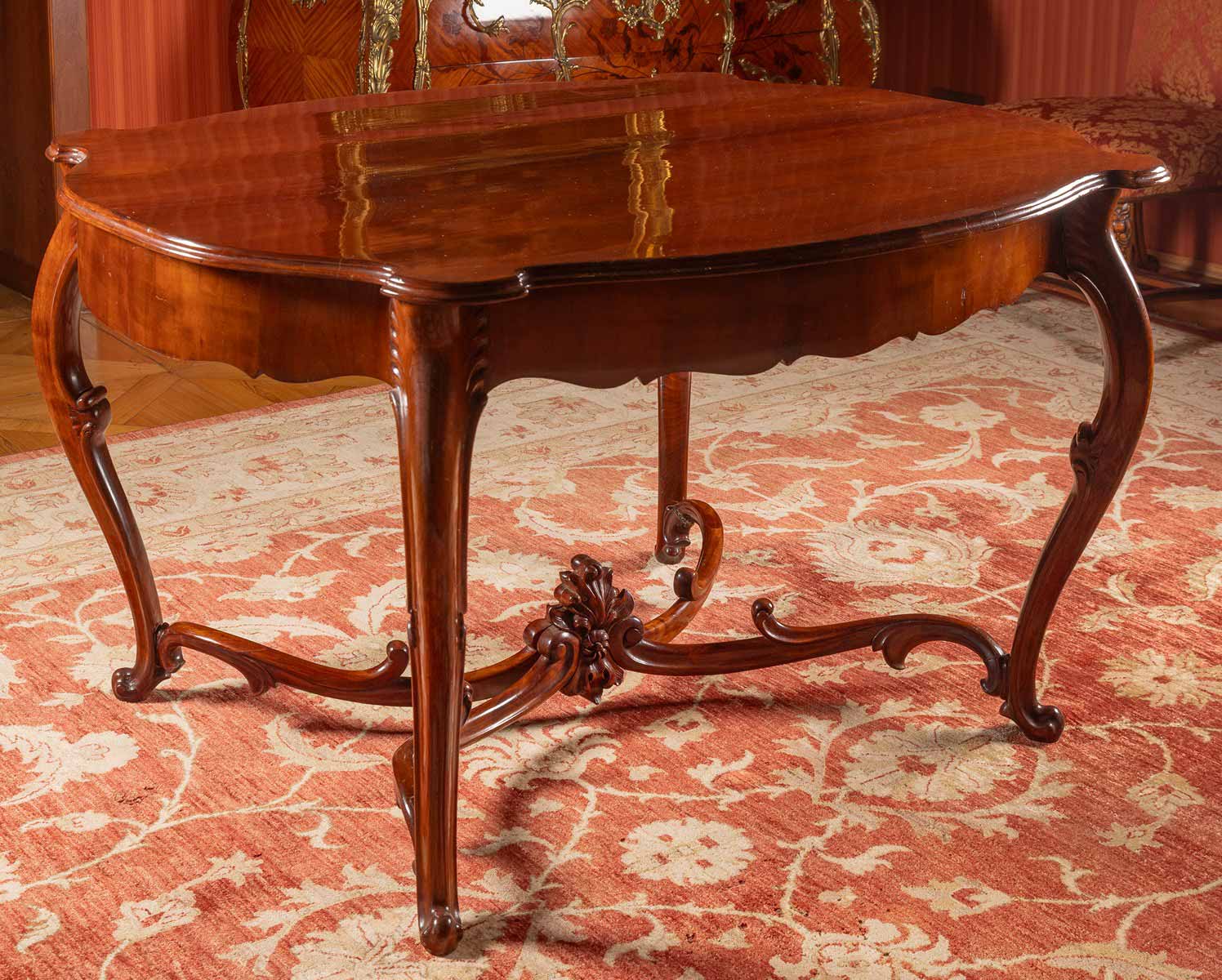 Jídelní stůl v rokokovém stylu