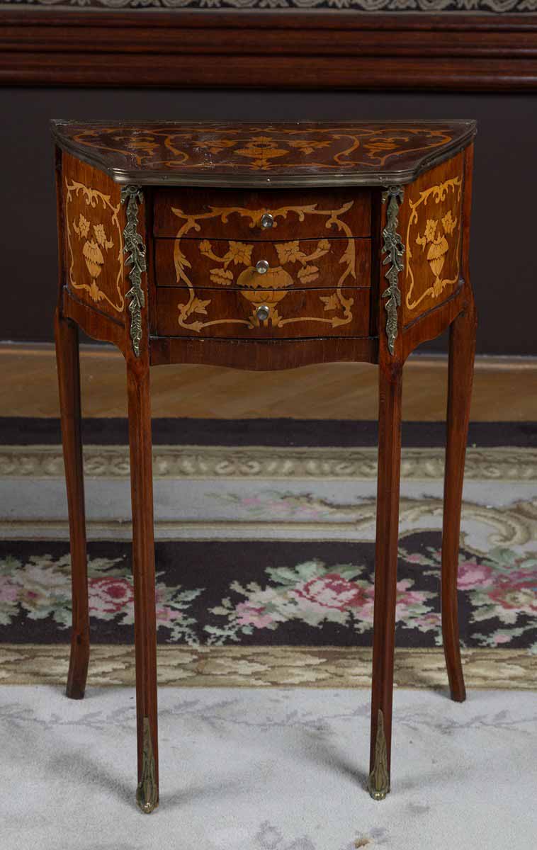 Malý konzolový stolek v rokokovém stylu