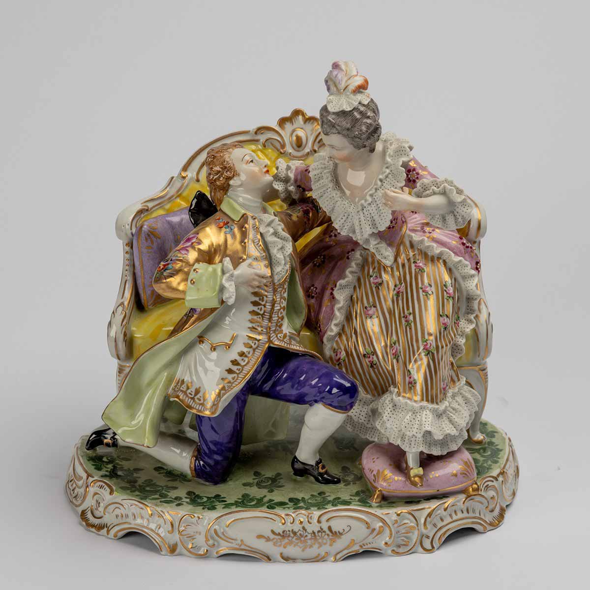 Galantní pár na sofa