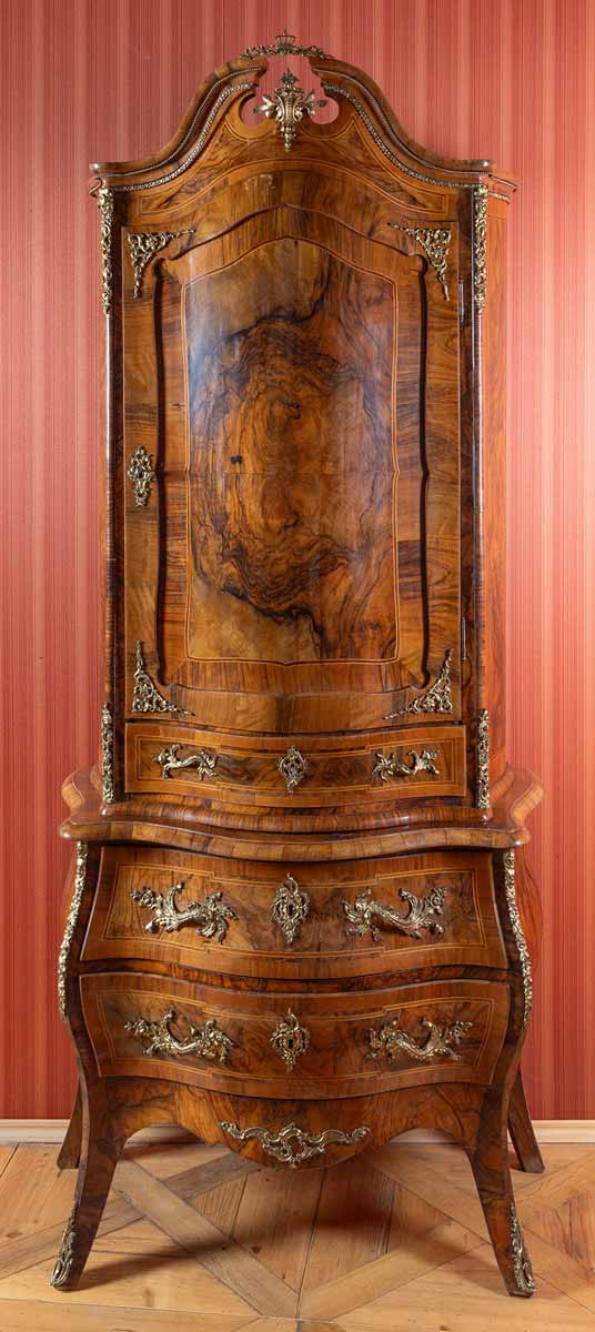 Skříň v rokokovém stylu