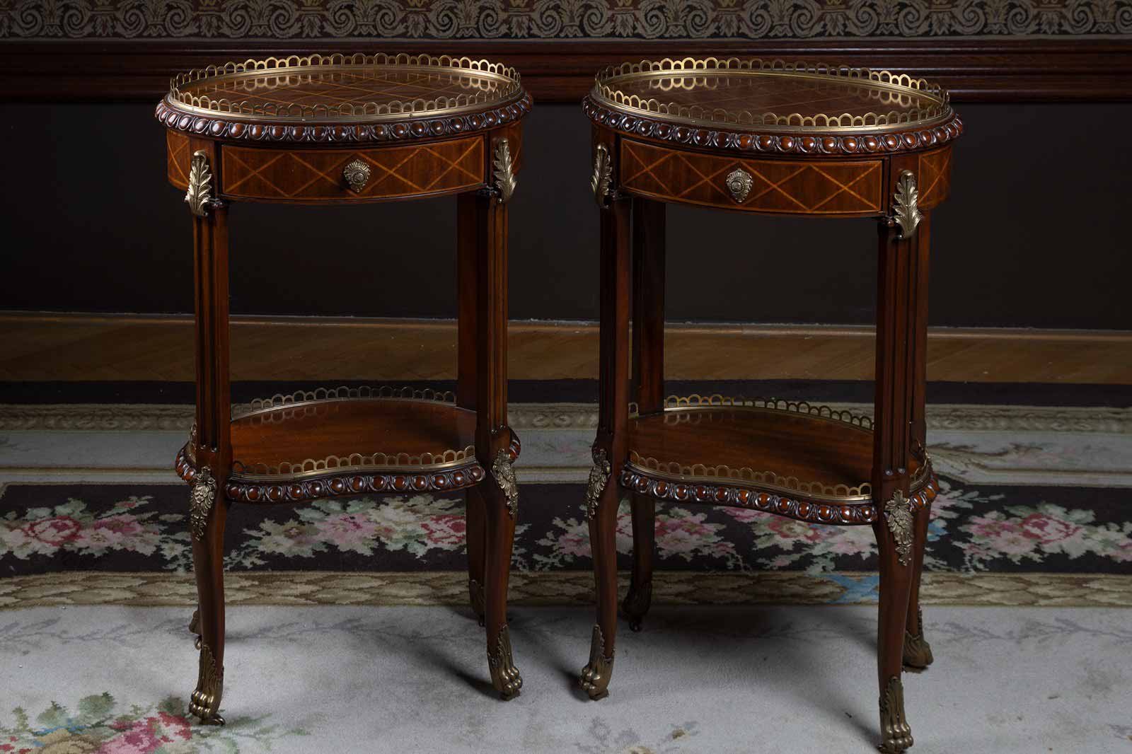 Pár odkládacích stolků v klasicistním stylu