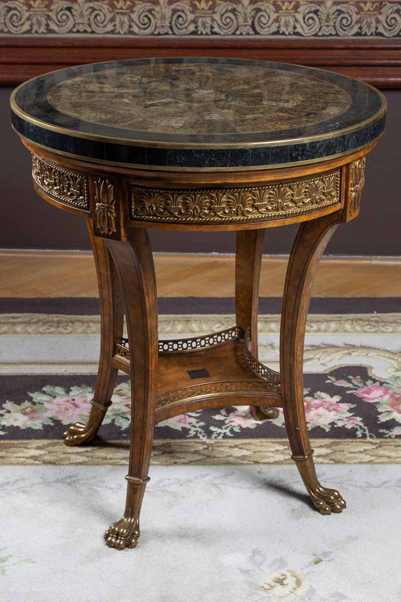 Kruhový stolek v klasicistním stylu