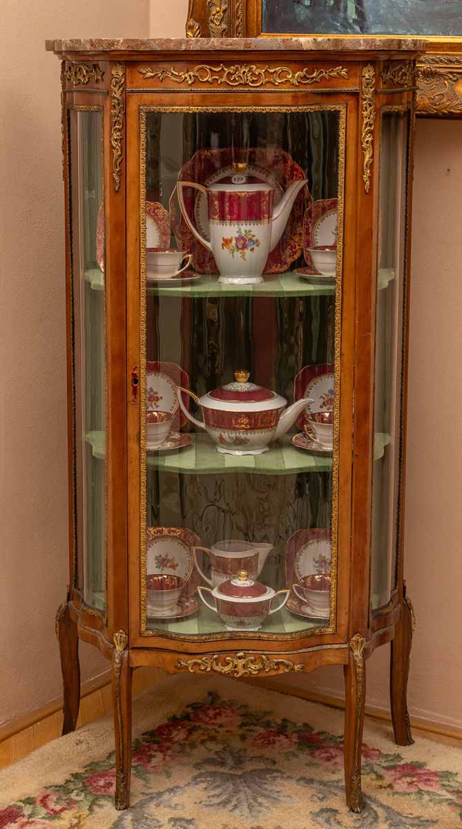 Vitrína v rokokovém stylu