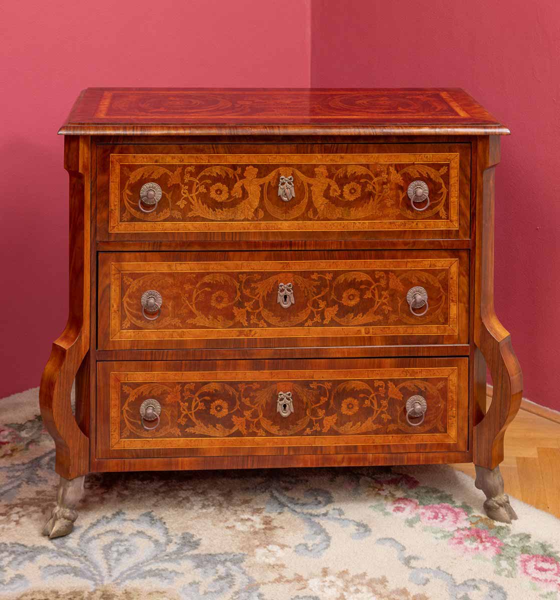 Komoda v barokním stylu