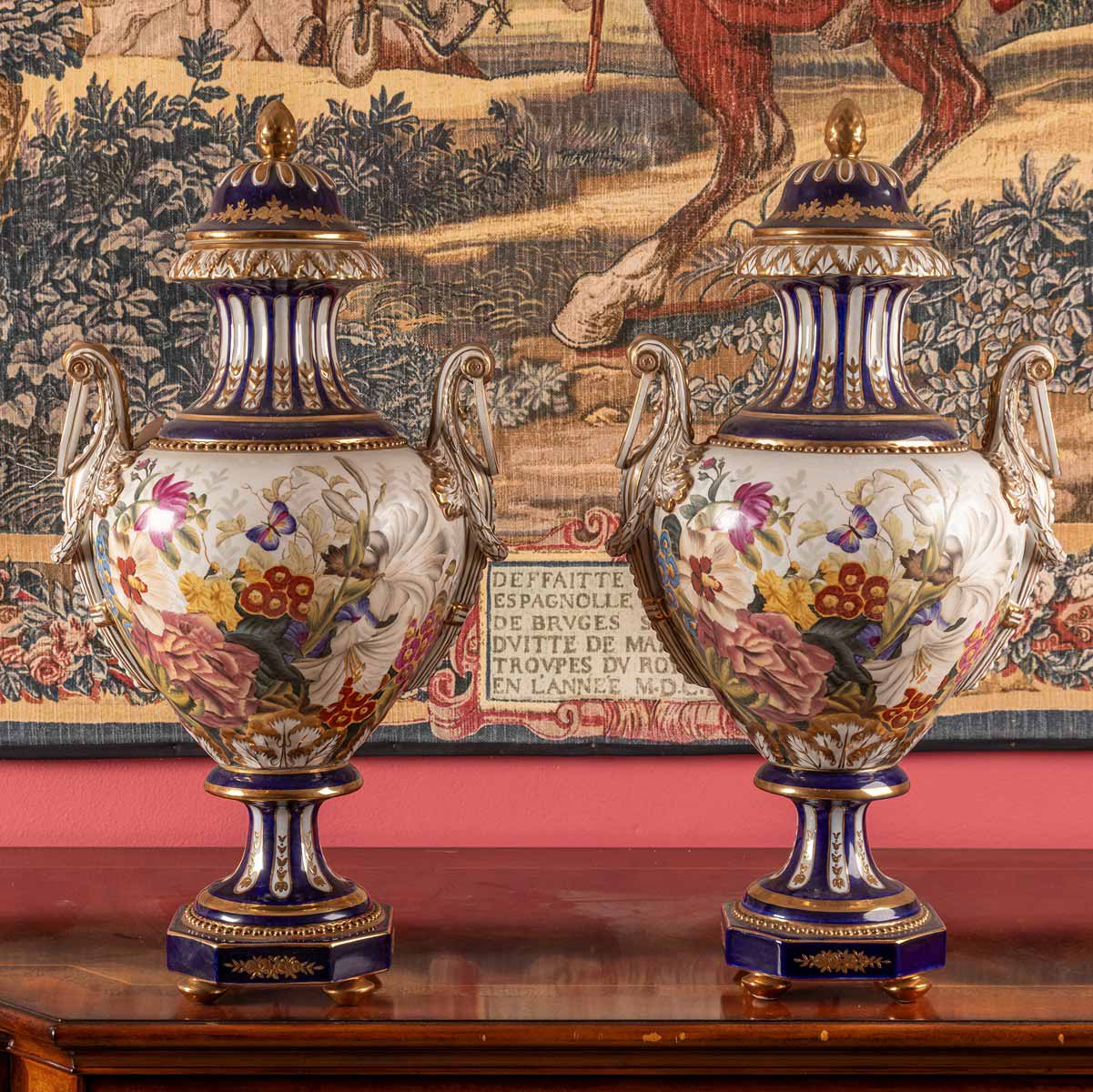 Pár dekorativních váz s víky v klasicistním stylu