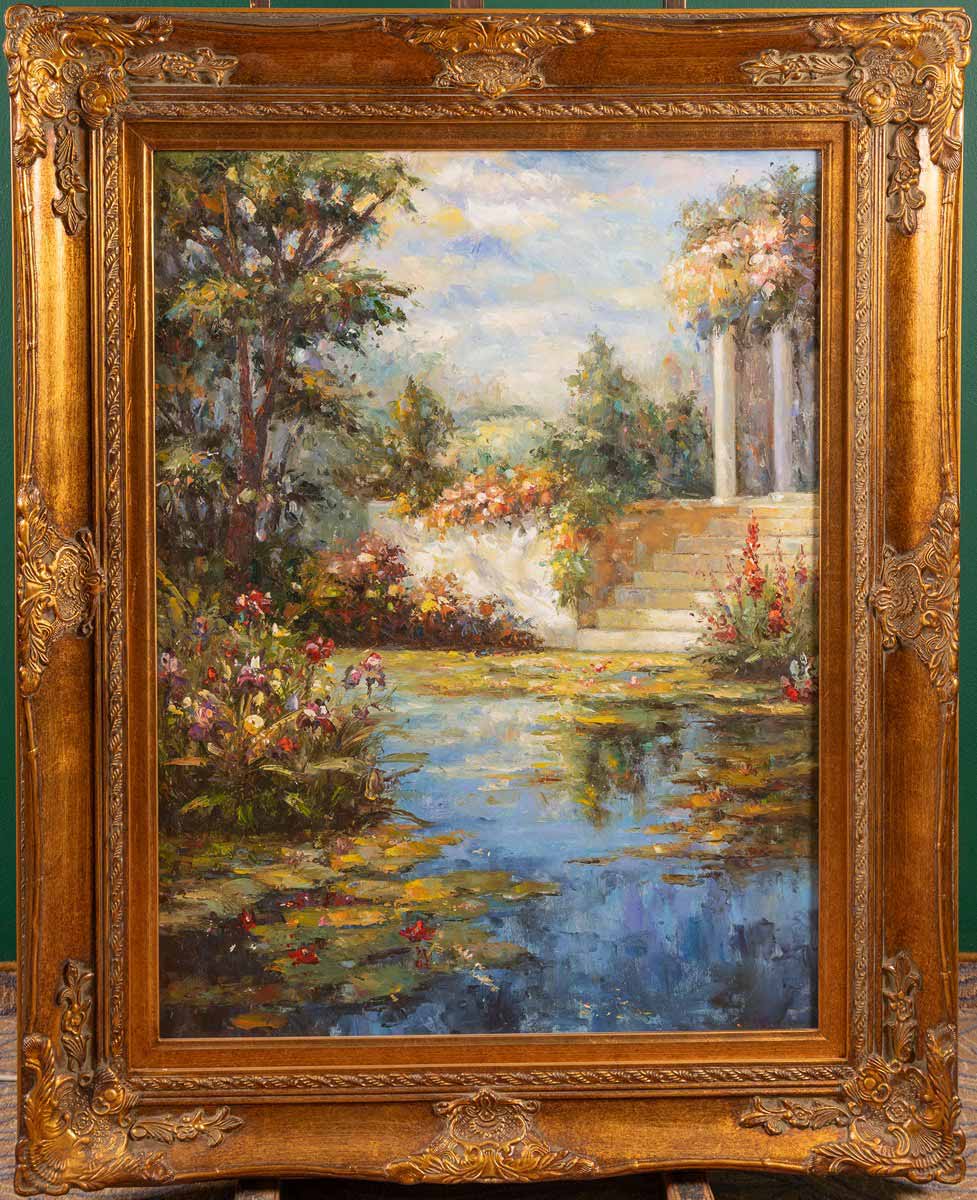 Jezírko s architekturou a rozkvetlými rostlinami