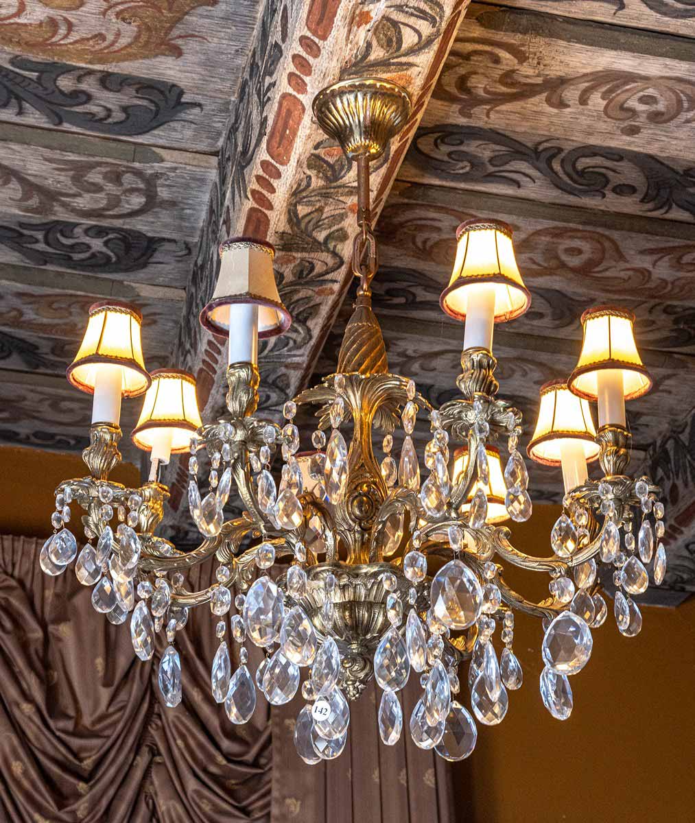 Křišťálový lustr v barokním stylu
