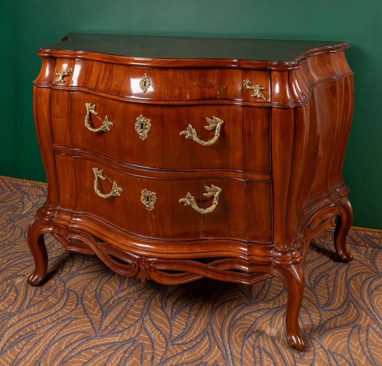 Komoda v barokním stylu