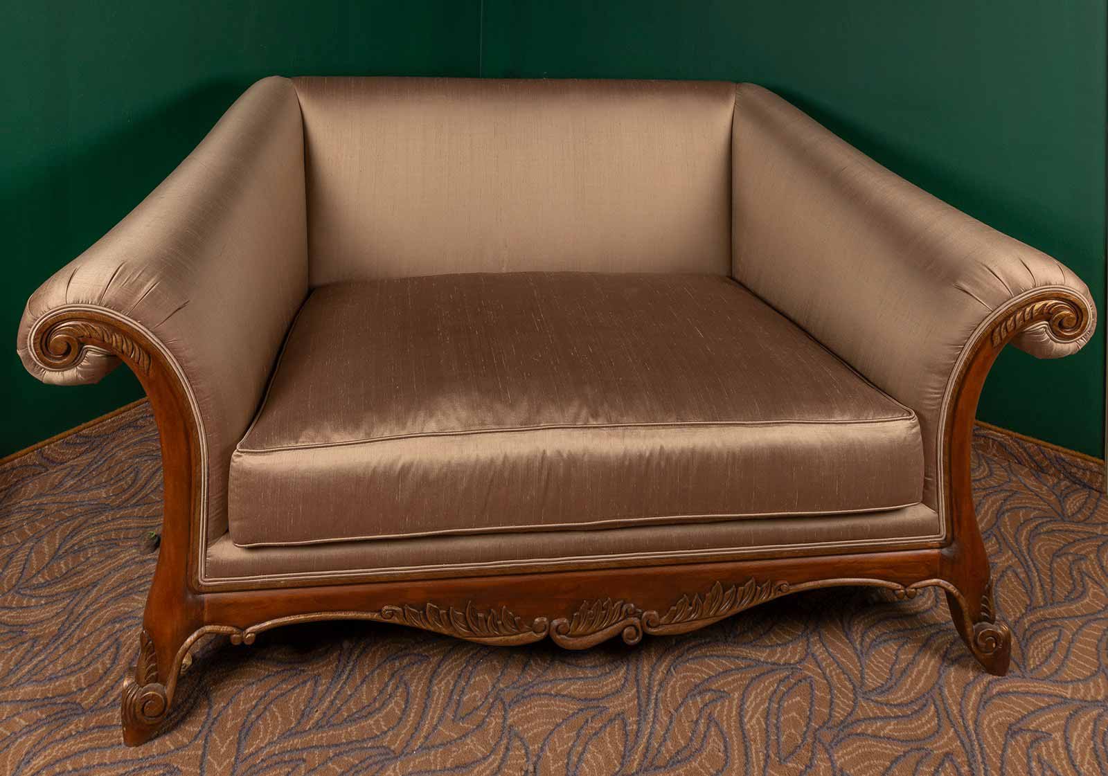 Sofa v klasicistním stylu