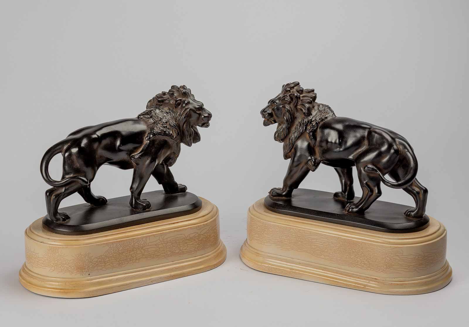 Párové plastiky lvů
