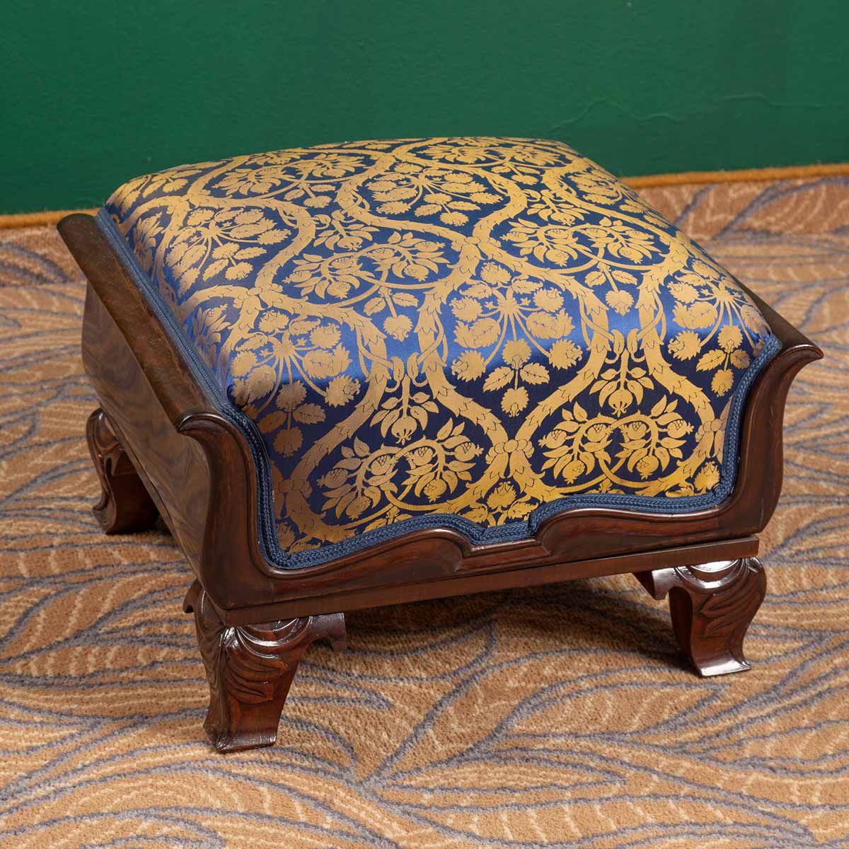 Podnožka v empírovém stylu