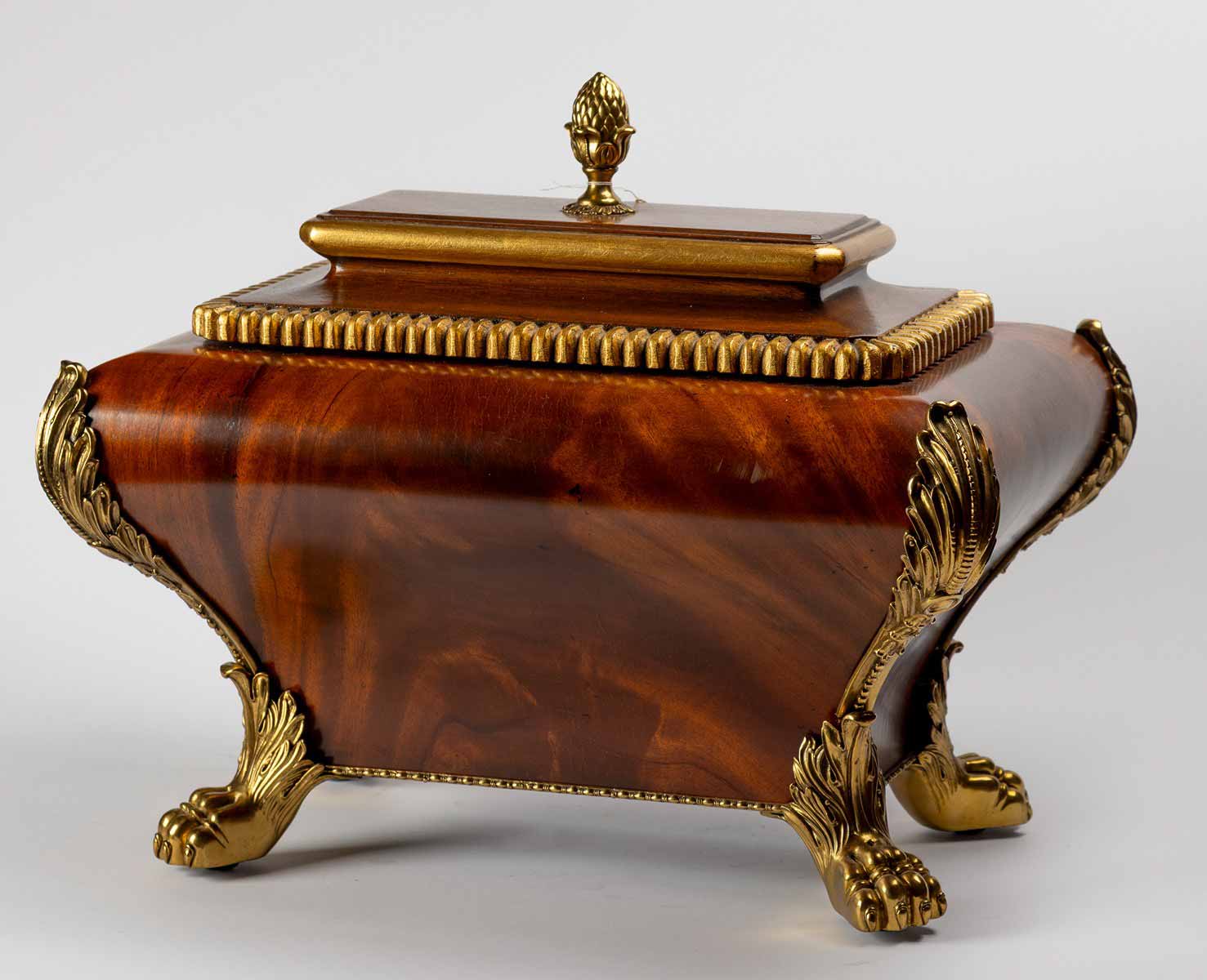 Dekorativní kazeta v empírovém stylu