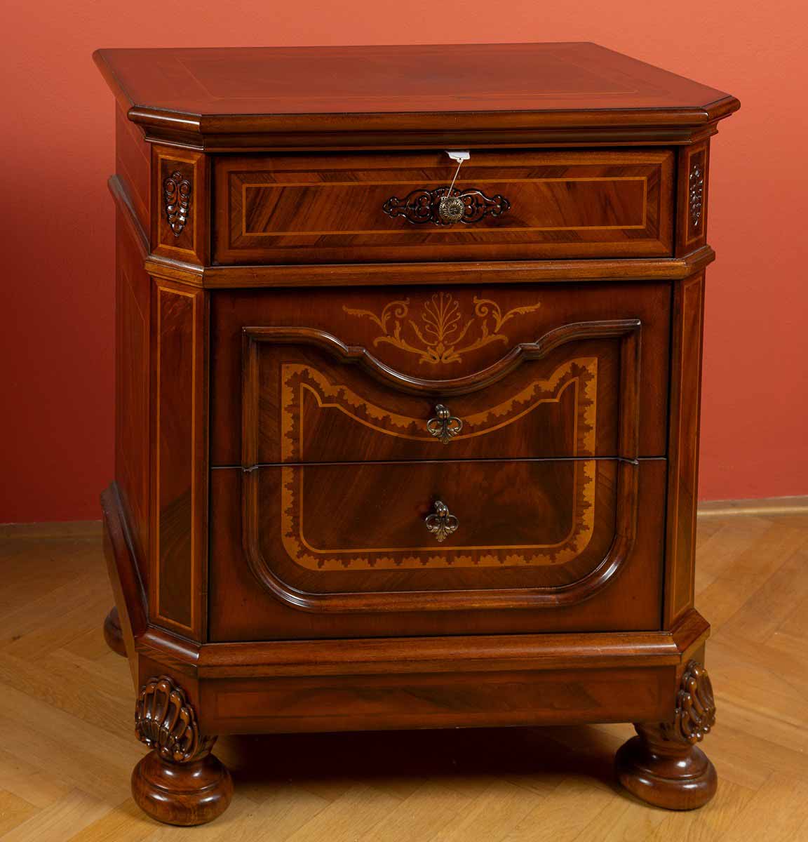 Skříňka v klasicistním stylu