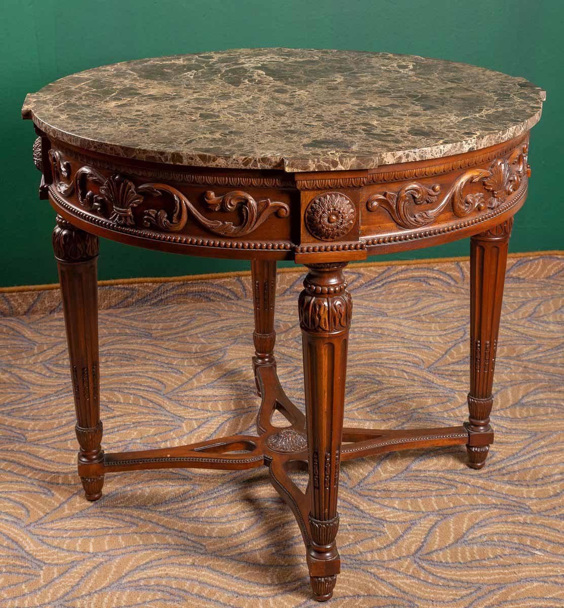 Stůl v empírovém stylu