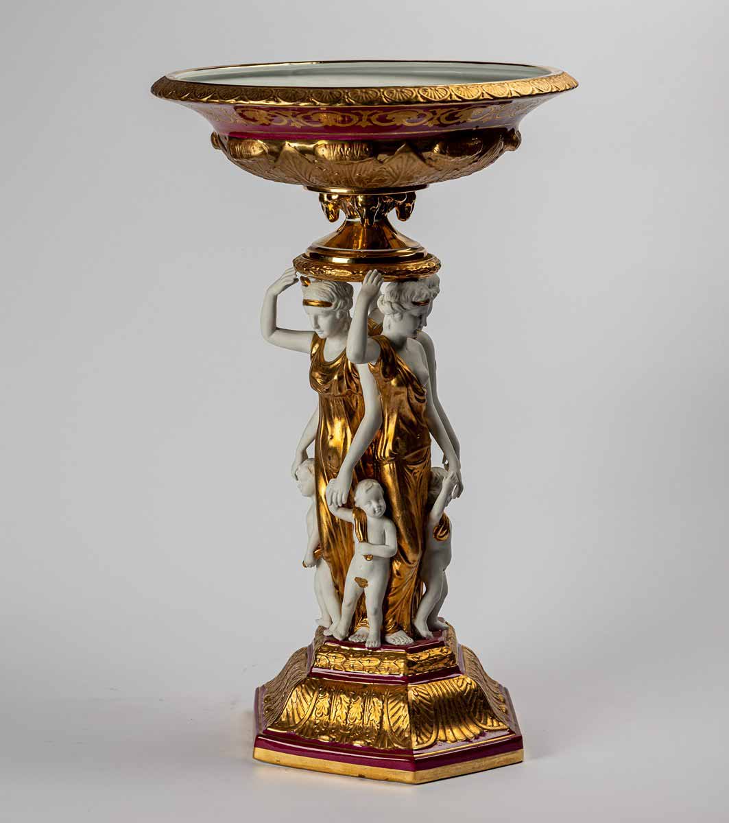 Figurální nástupec v empírovém stylu