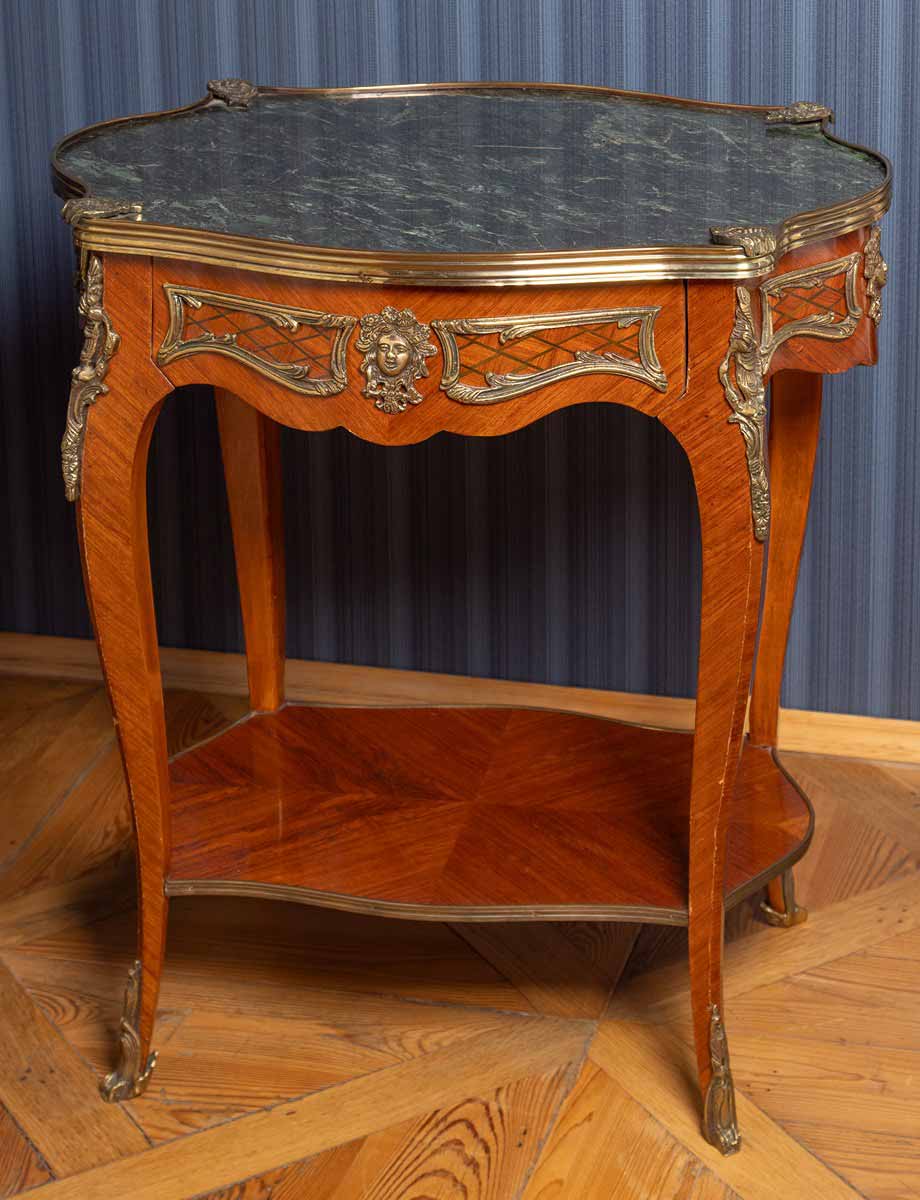 Odkládací stolek v rokokovém stylu Ludvík XV.