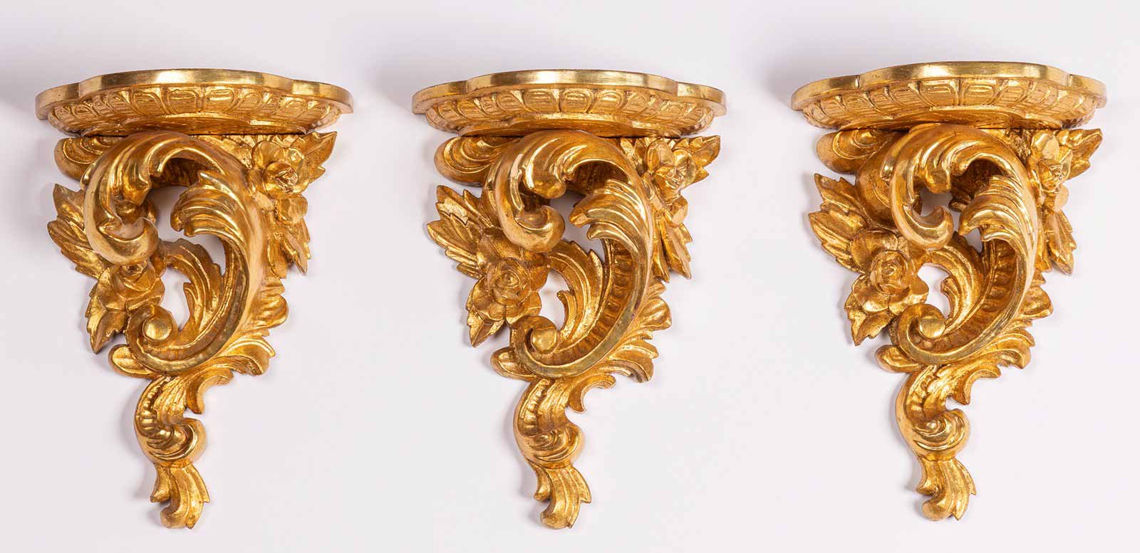 Tři shodné konzolky v rokokovém stylu