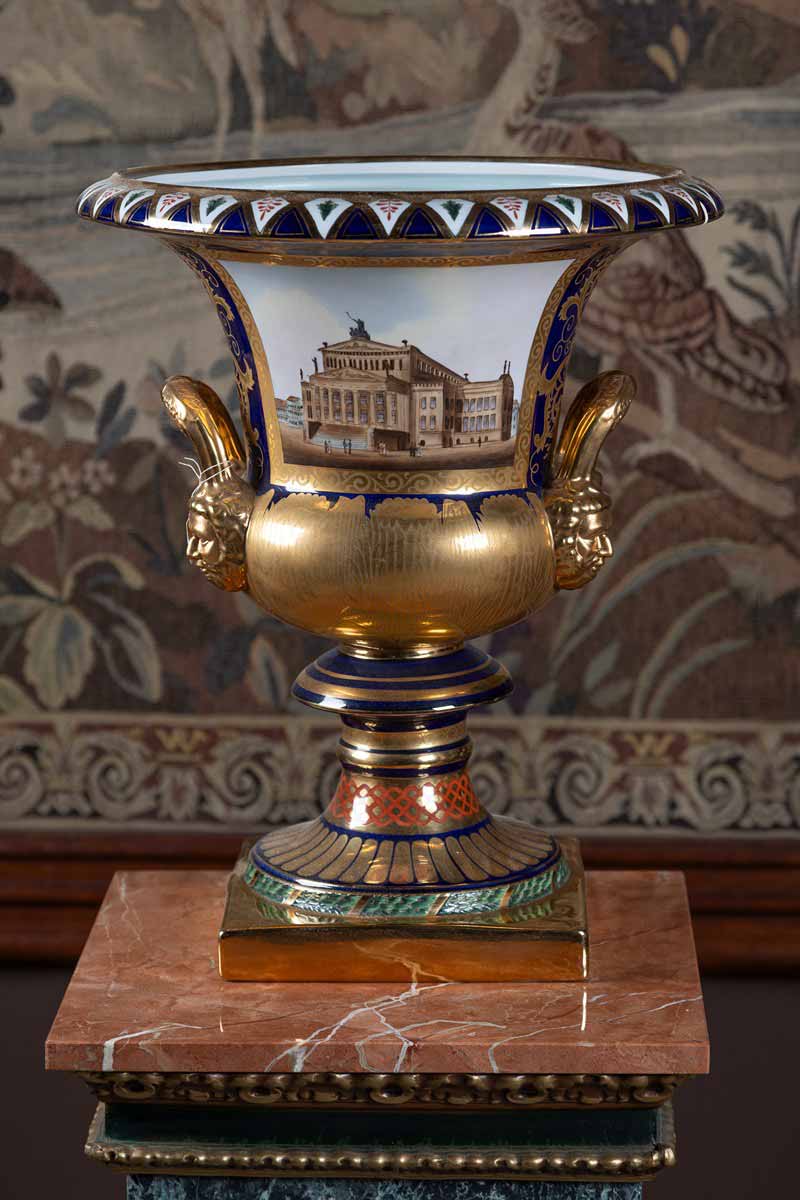 Váza ve tvaru kráteru