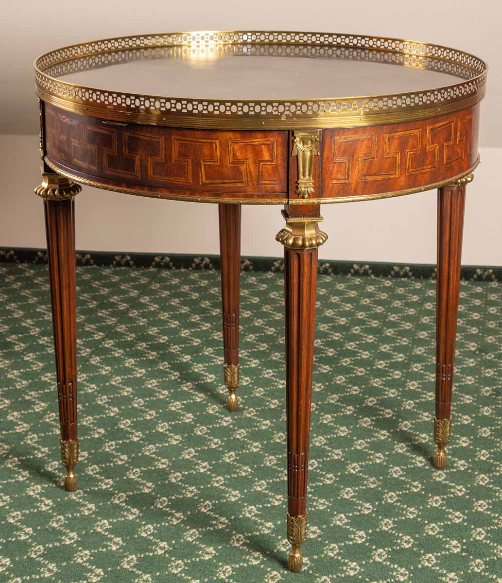 Stolek v klasicistním stylu