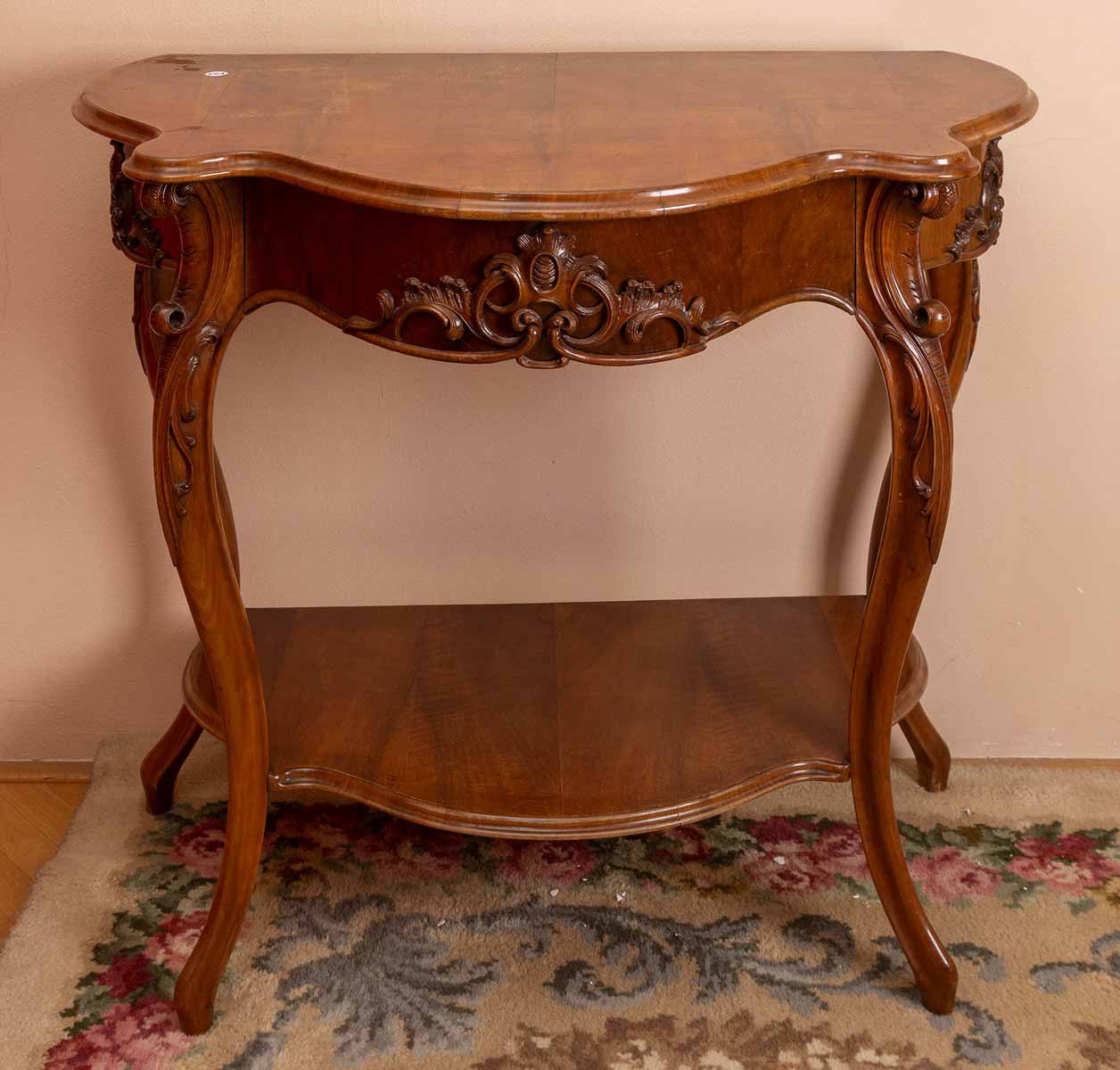 Konzolový stolek v rokokovém stylu