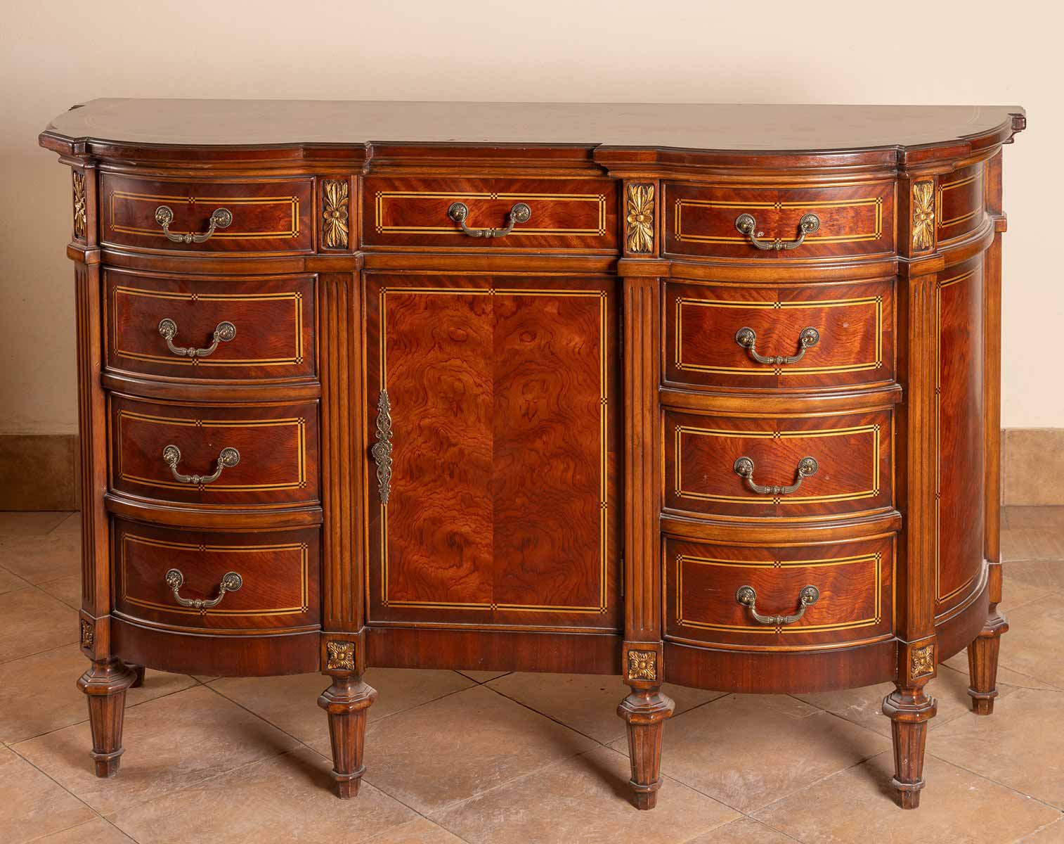 Komoda v klasicistním stylu