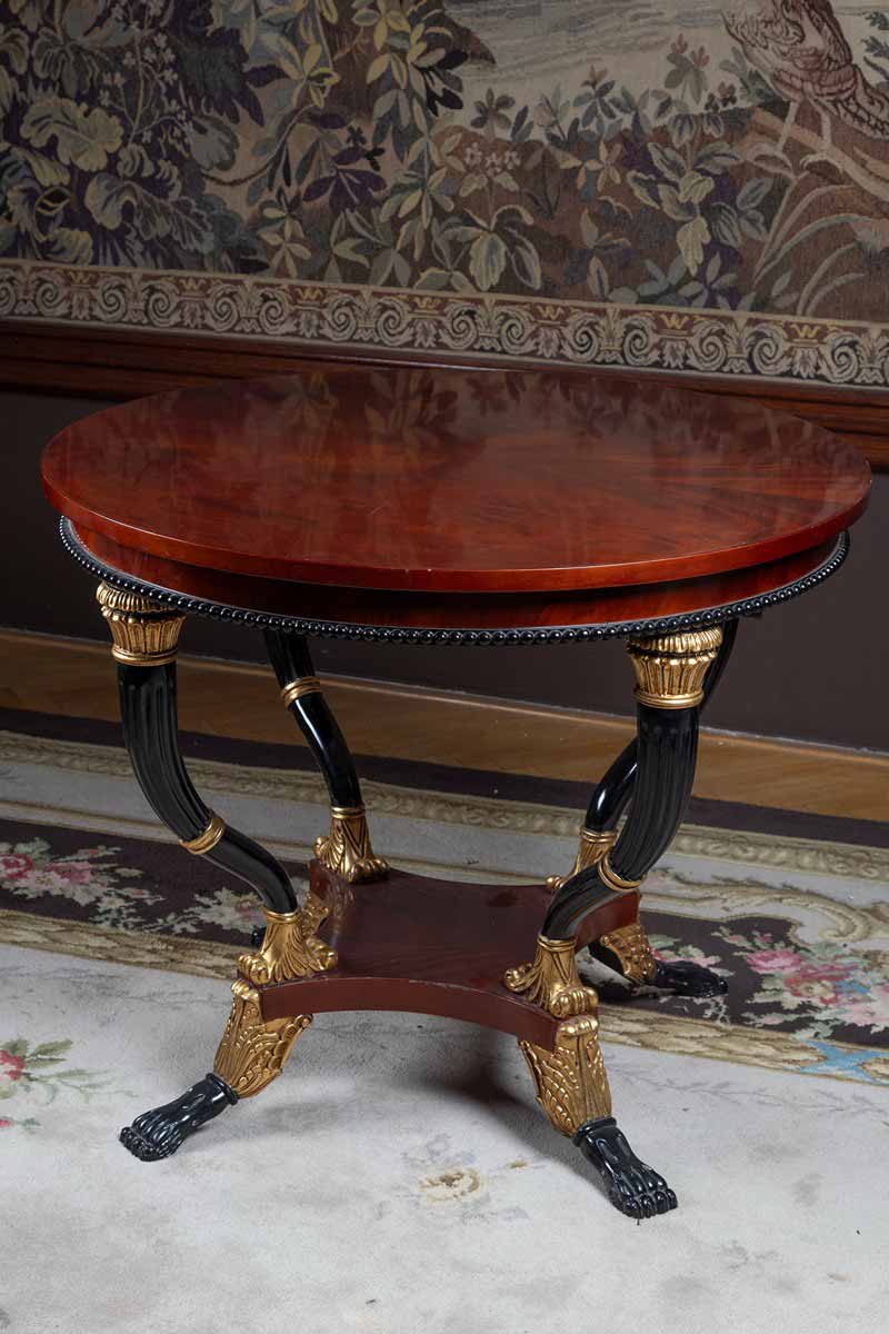 Pár stolů v empírovém stylu