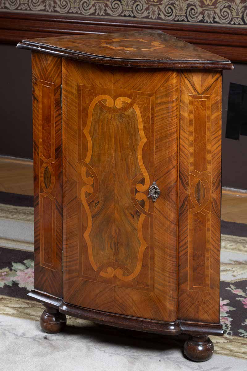 Rohová skříňka v barokním stylu